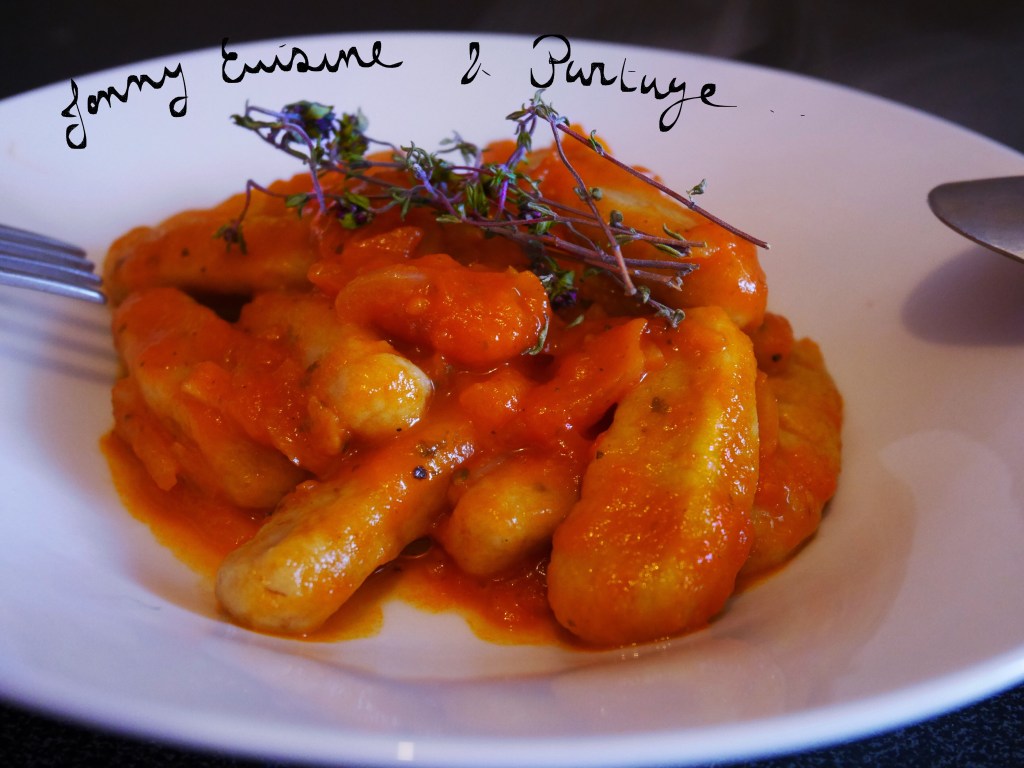 Gnocchis improvisés, à la farine complète, sauce tomate et&nbsp;gingembre