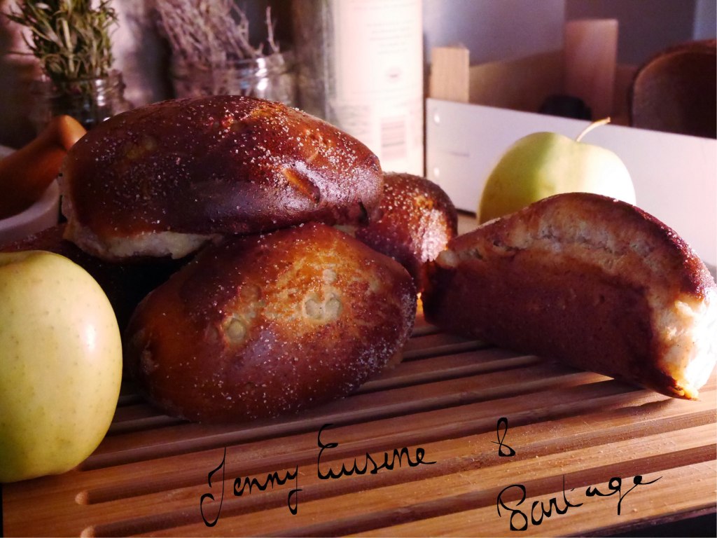 Pains au lait à la farine complète, fourrés à la compote de&nbsp;pomme