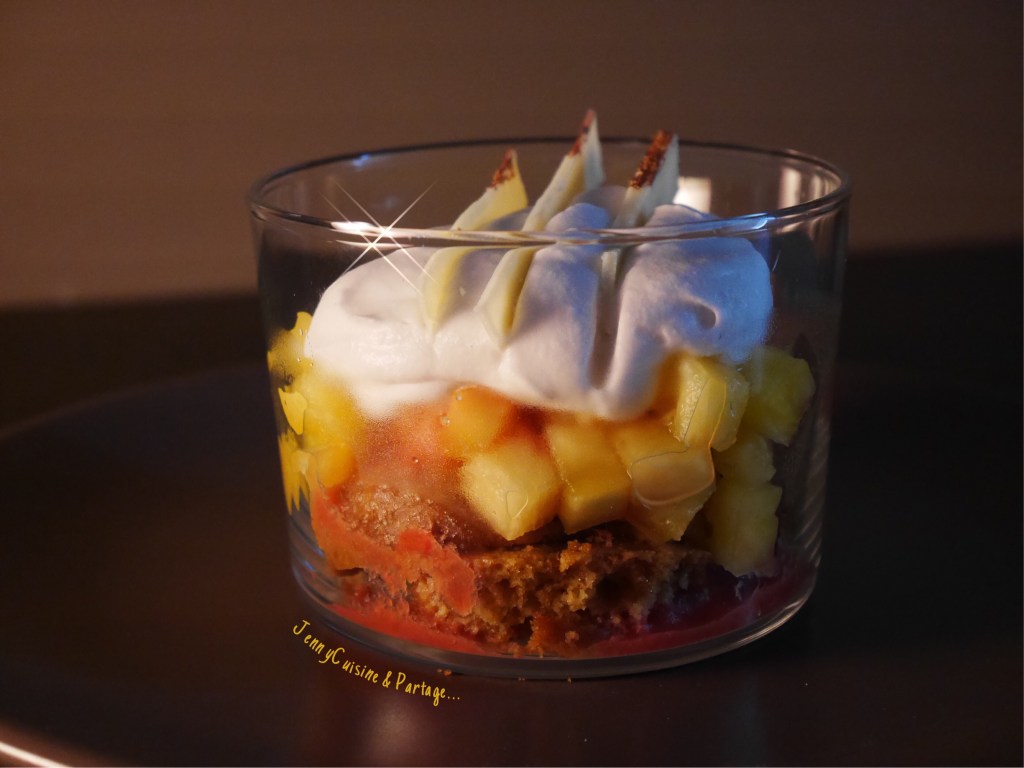 Verrines de fête, Ananas, crème fouettée coco, sur lit de palets&nbsp;bretons