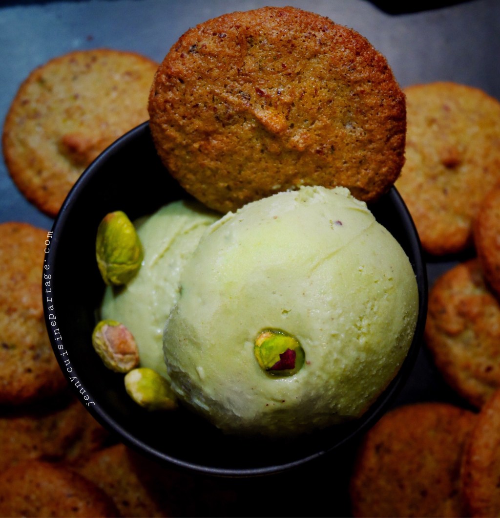 Glace pistache ( sans crème & sans lait) et ses macarons&nbsp;fondants…